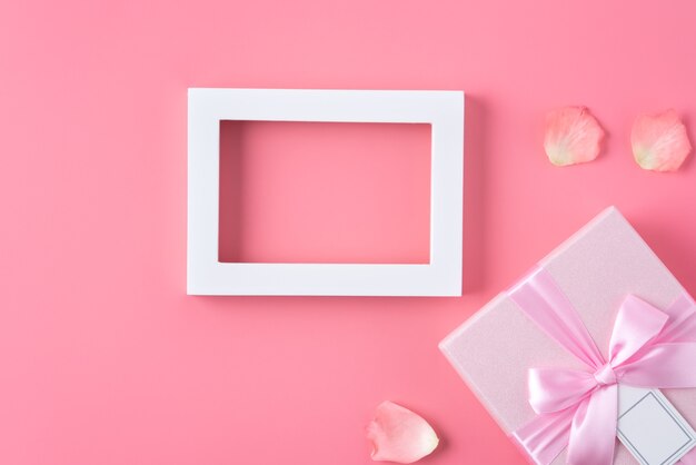 Valentinstag-Geschenkdesignkonzept auf rosa Hintergrund