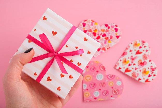 Valentinstag. Geschenke auf rosa Tisch