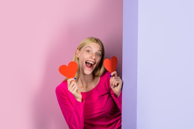 Valentinstag glückliches Mädchen am Valentinstag mit Herzen lächelnd fröhliches Mädchen mit Papierherz in