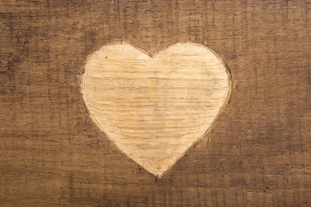 Valentinstag-Grüße-Konzept Herzform auf dem Holz geschnitzt Valentinstag-Grußkarte Freier Platz für Ihren Text