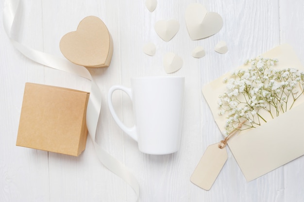 Valentinstag Grußkarte Brief in Umschlag und Becher mit Herz Valentin Geschenkbox