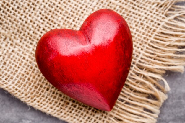 Valentinstag Grußkarte. Herz auf einem Holztisch.