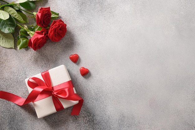 Valentinstag-Grußkarte mit Geschenk rote Rosen Schokoladenbonbons