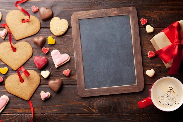 Valentinstag-Grußkarte mit Herzplätzchen