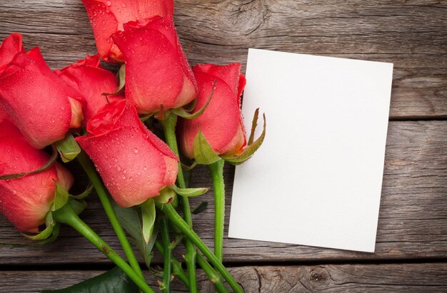 Valentinstag-Grußkarte mit roten Rosen