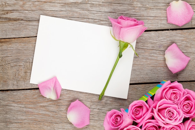 Valentinstag Grußkarte oder Fotorahmen und Geschenkbox voller rosa Rosen