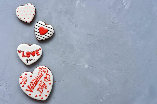 Valentinstag Hausgemachte Kekse auf Ultimate Grey Hintergrund bedeckt mit Zuckerguss mit einem schönen Muster Lebkuchen.