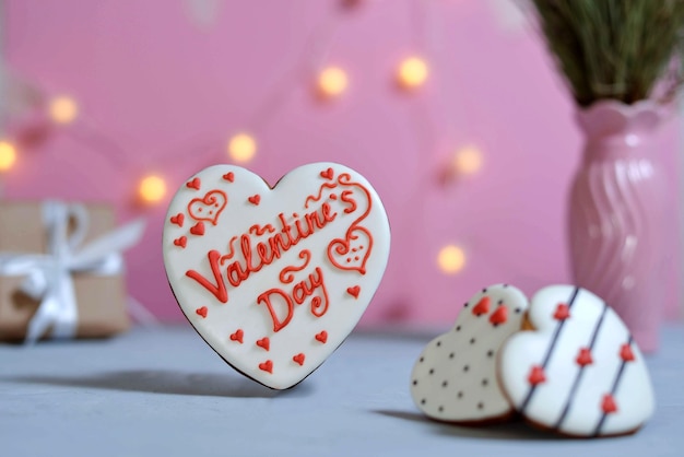 Valentinstag Hausgemachte Kekse auf Ultimate Grey Hintergrund bedeckt mit Zuckerguss mit einem schönen Muster Lebkuchen.