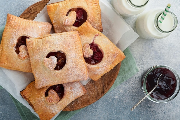 Valentinstag herzförmige Handpasteten Mini-Blätterteig oder Handpasteten gefüllt mit Apfel und Streuzucker in Platte Idee für hausgemachten romantischen Snack Valentinstag Draufsicht Kopierbereich