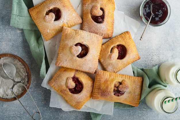 Valentinstag herzförmige Handpasteten Mini-Blätterteig oder Handpasteten gefüllt mit Apfel und Streuzucker in Platte Idee für hausgemachten romantischen Snack Valentinstag Draufsicht Kopierbereich