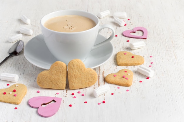 Valentinstag herzförmige Kekse und Tasse Kaffee.