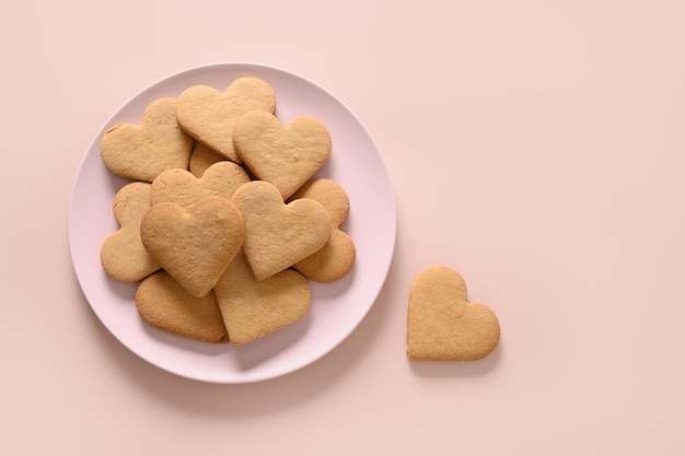 Valentinstag herzförmige Plätzchen auf rosa Hintergrund. Sicht von oben. Platz für Ihre Grüße. Minimal. Einfarbig.