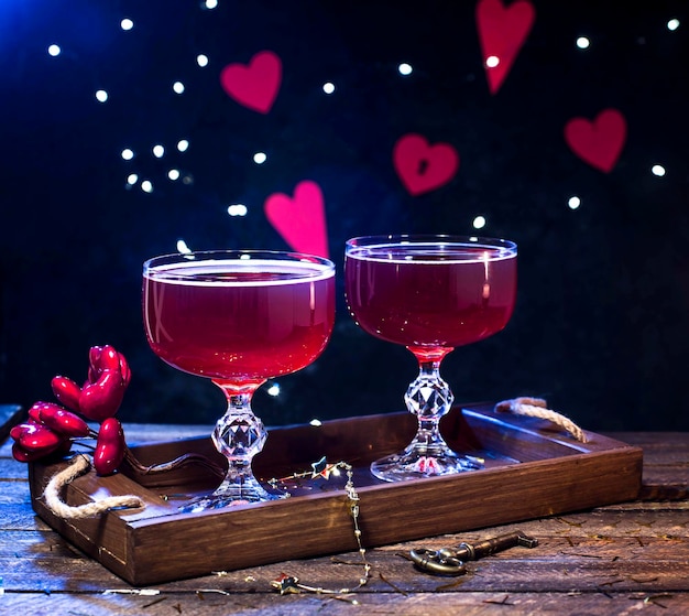 Valentinstag Hintergrund Champagner Punsch oder Cocktailgläser Herzen Vintage Schlüssel auf dunklem Hintergrund