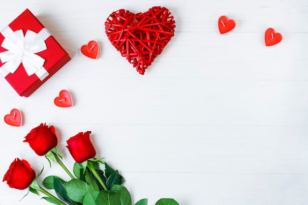 Valentinstag Hintergrund. Geschenk, Rosen und rote Kerzen auf einem weißen Hintergrund