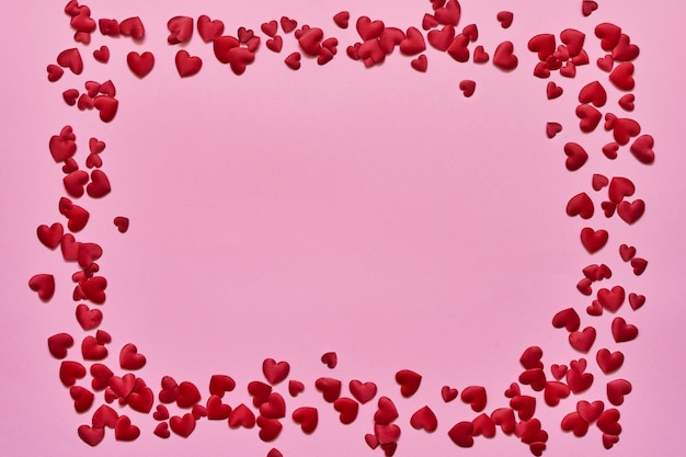 Valentinstag Hintergrund. Grenze von roten Herzen auf rosa Hintergrund.