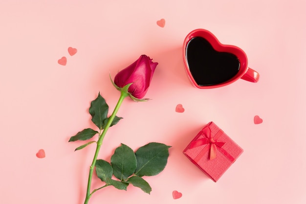 Valentinstag Hintergrund. Herzförmige Tasse schwarzen Kaffee