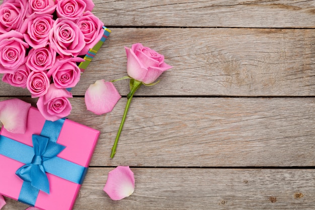 Foto valentinstag hintergrund mit geschenkbox voller rosa rosen