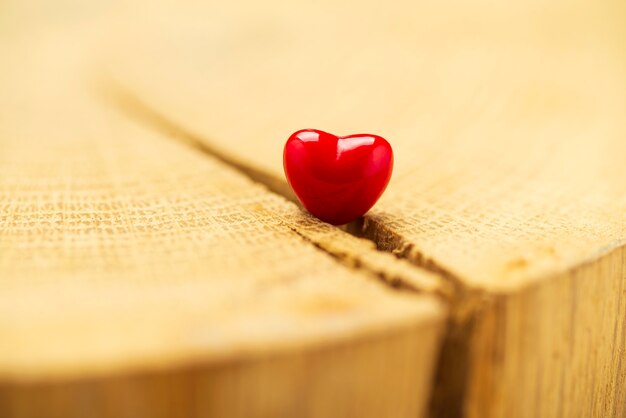 Valentinstag Hintergrund mit Herzen. Rotes Herz auf altem Holz. Ferienkarte mit Kopierplatz.