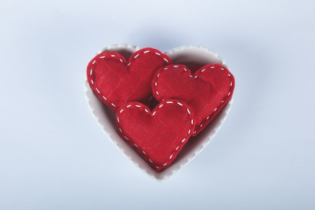 Valentinstag Hintergrund mit Herzen und weißem Hintergrund.