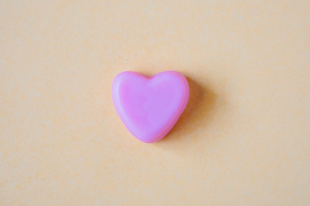 Valentinstag Hintergrund mit Herzform Süßigkeiten auf gelbem Hintergrund