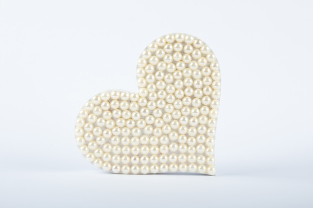 Valentinstag Hintergrund mit Perlenherz auf weißem Hintergrund.