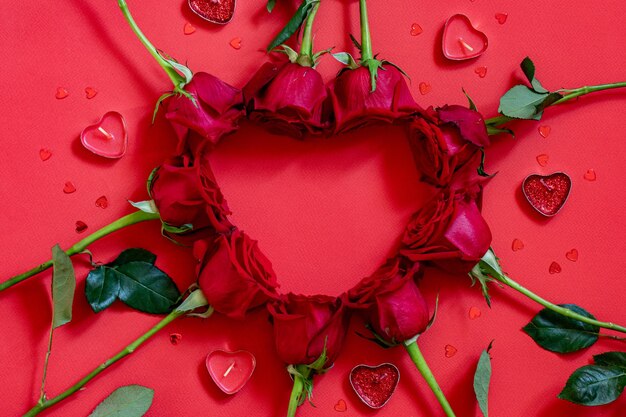 Foto valentinstag-hintergrund mit roten herzen und rosen oben