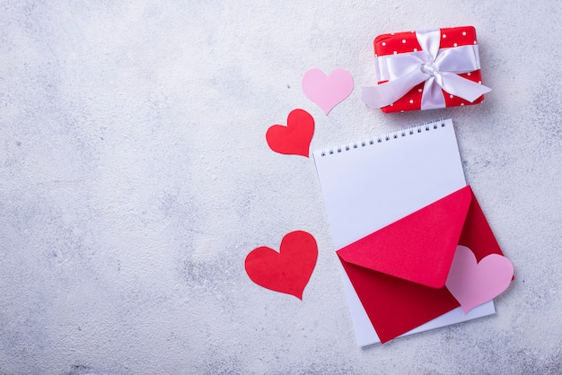 Valentinstag Hintergrund mit Umschlag, Geschenkbox und Grußkarte