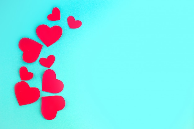 Valentinstag Hintergrund. Rote Herzen auf blauem Pastellhintergrund. Valentinstag-Konzept. Flache Lage, Draufsicht, Kopienraum