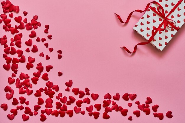 Valentinstag Hintergrund. Rote Herzen und Geschenkbox auf rosa Hintergrund.