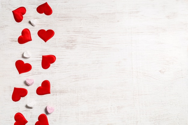 Valentinstag Hintergrund. Rote Herzen und Marshmallows. San Valentine und das Konzept der Liebe.