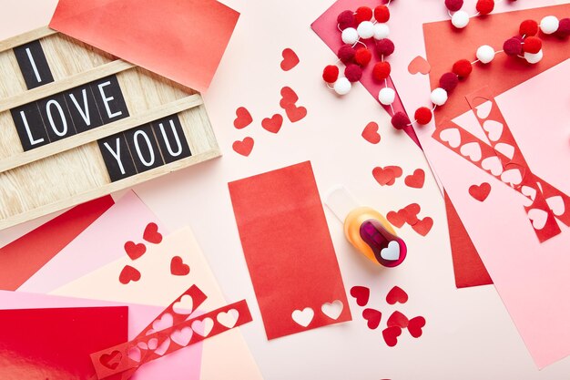 Valentinstag Hintergrundpapier Herzen farbiges Papier Papierschneider und Letterboard Esprit Text
