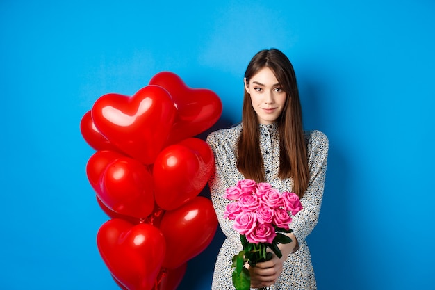 Valentinstag hübsche frau, die der freundin ein romantisches geschenk macht, streckt die hände mit schönem rosa...