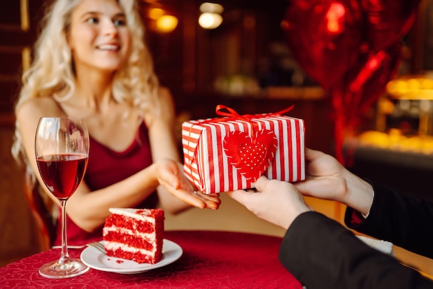 Valentinstag-Konzept Austausch von Geschenken Schönes junges Paar, das den Valentinstag feiert