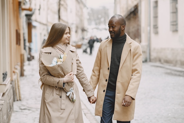 Valentinstag Konzept. Die Leute gehen nach draußen. Gemischte Leute in einer Stadt.