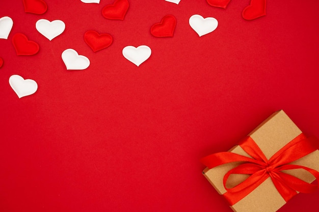 Valentinstag-Konzept Flache Ansicht von oben Kopierraum Kraft-Geschenkbox mit schönem rotem Band