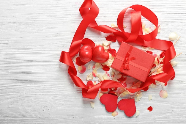 Valentinstag-Konzept Geschenkbox und Dekorationen auf weißem Holztisch