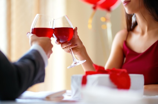Valentinstag-Konzept Glückliches Paar in der Liebe Paar feiert Valentinstag im Restaurant