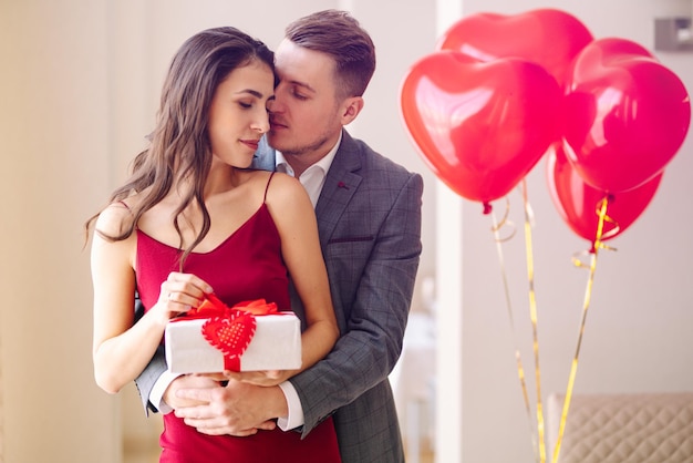 Valentinstag-Konzept Glückliches Paar in Liebe mit Paar feiert den Valentinstag im Restaurant