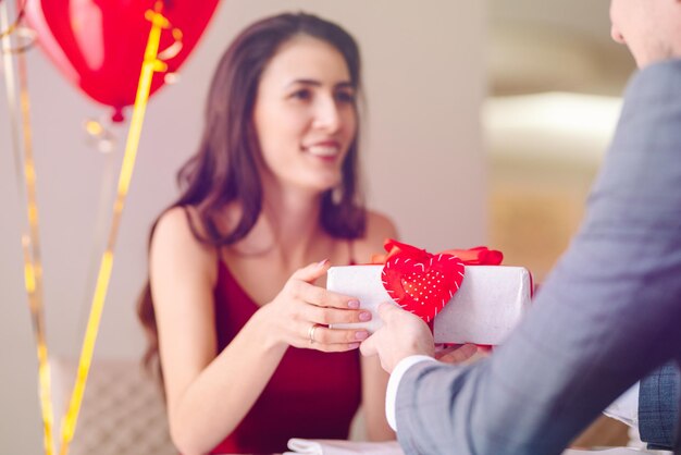 Valentinstag-Konzept Glückliches Paar in Liebe mit Paar feiert den Valentinstag im Restaurant