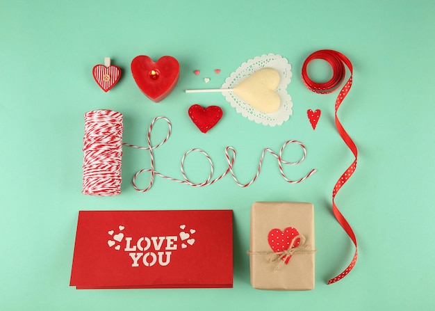Valentinstag-Konzept Handgefertigte Herzen auf türkisfarbenem Hintergrund hautnah