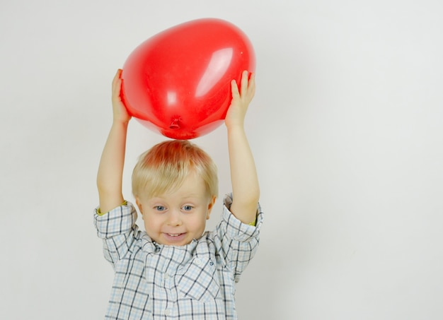 Foto valentinstag konzept. reizender junge