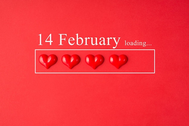 Valentinstag Ladekonzept. Nahaufnahme des Layout-Ansichtsfotos von roten hellen Farbherzen, die in einer Linie mit der Aufschrift liegen, isoliert auf hellem, lebendigem Hintergrund