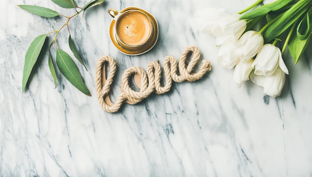 Valentinstag-Layout mit Kaffee und Tulpen