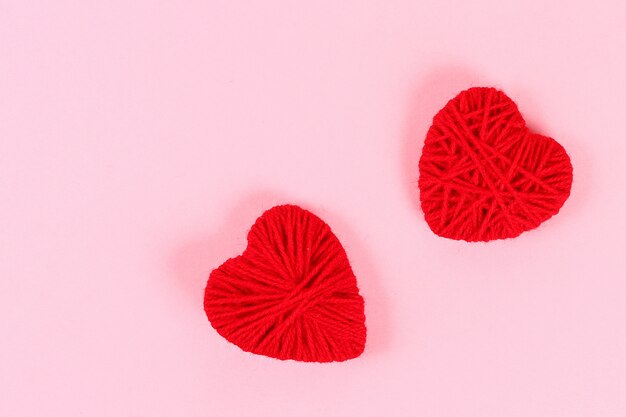 Valentinstag-Layout. Rote selbst gemachte diy Herzen gemacht von der Pappe und vom Garn