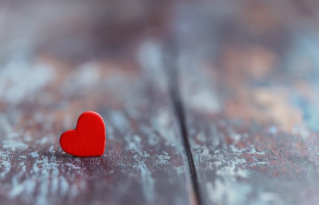 Valentinstag. Liebe. Valentinstag Hintergrund. Glückliche Valentinstagherzen auf Holztisch. Valentinskarte