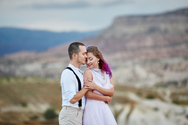 Valentinstag Liebespaar in der Natur Umarmungen und Küsse, Mann und Frau lieben