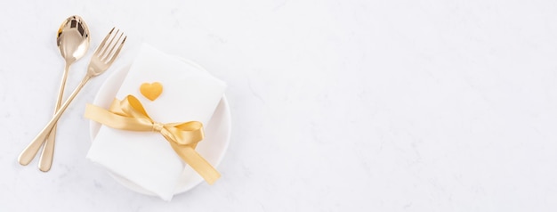 Valentinstag-Mahlzeiten-Designkonzept - Romantisches Tellergeschirr-Set isoliert auf marmorweißem Hintergrund für Restaurant-Urlaubsfeier-Promo, Draufsicht, flache Lage.