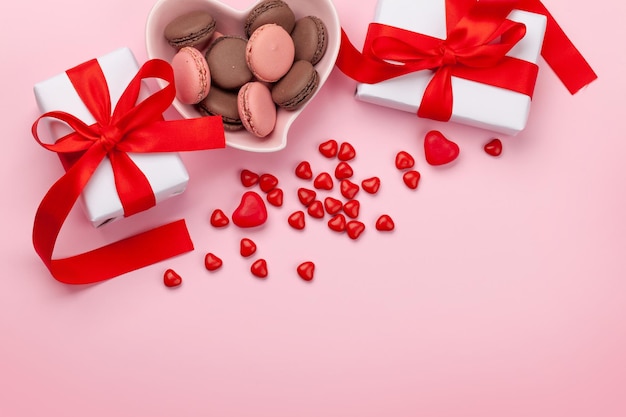 Valentinstag mit Makronen und Geschenkboxen