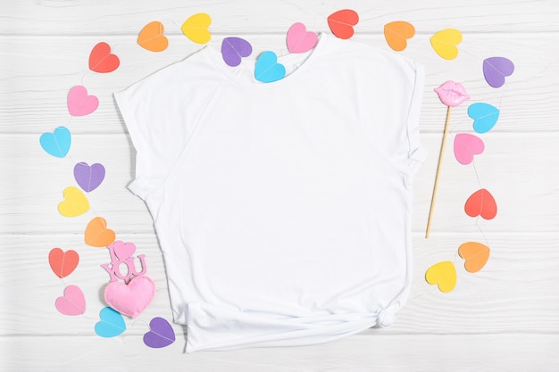 Valentinstag-Mockup-Kleidung mit bunten Papierherzen