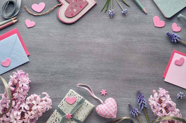 Valentinstag oder Frühlingsfeier, flach lag mit Hyazinthenblumen, Karten, Geschenken, Karten und Textraum